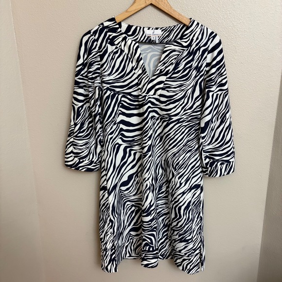 Jude Connally Dresses & Skirts - Jude Connally Megan Dress Small Zebra Print Shift 3/4 Sleeve V-Neck Stretch USA